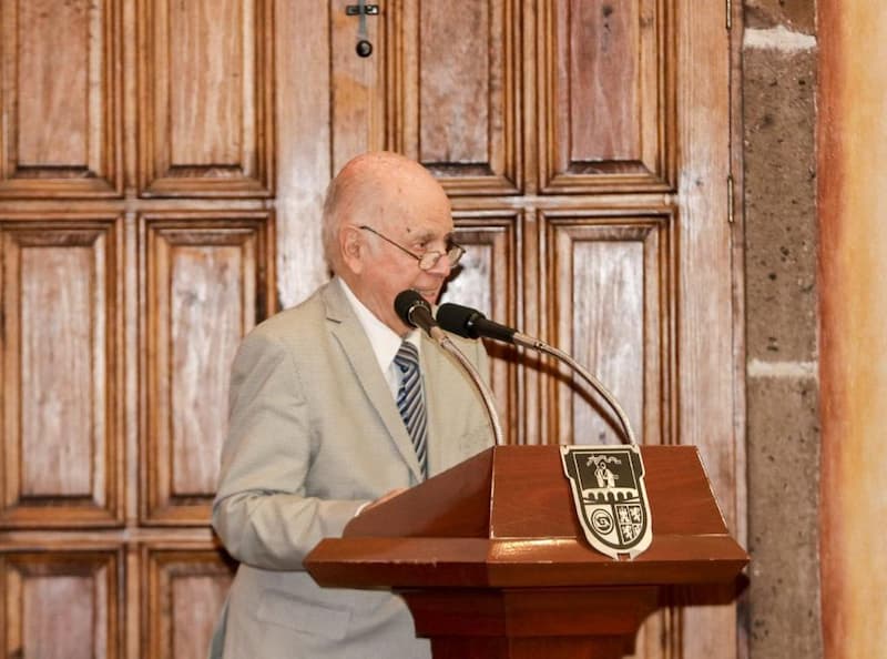 Reconocen trayectoria del Dr. Rafael Ayala Echávarri en Sesión Solemne de Cabildo