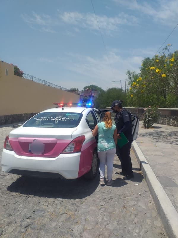 Policías de la SSPM evitan que mujer se lanzara al vacío 1 Policias de la SSPM evitan que mujer se lanzara al vacio