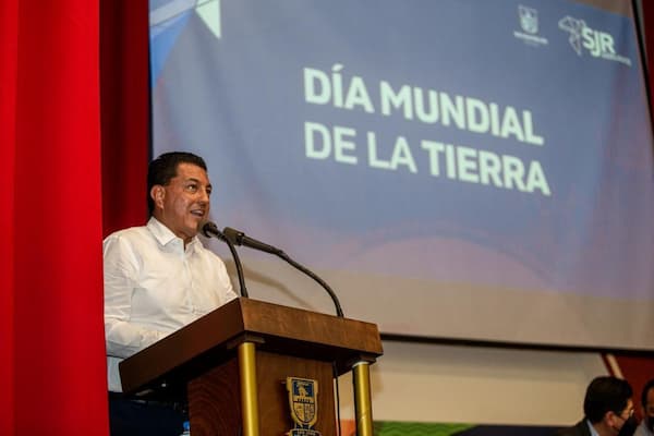 Premian a ganadores de concurso de fotografia y cartel por el Dia de la Tierra en San Juan del Rio 2