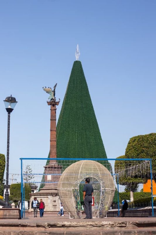 Este viernes, encendido del mega pino navideño y arranque de la pista de hielo en San Juan del Río