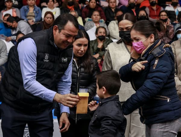 ENTREGA DE BECAS EN EL CECUCO
