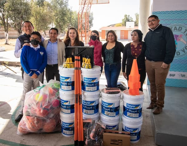 Dona DIF municipal material deportivo y para construcción a primaria en Palma de Romero