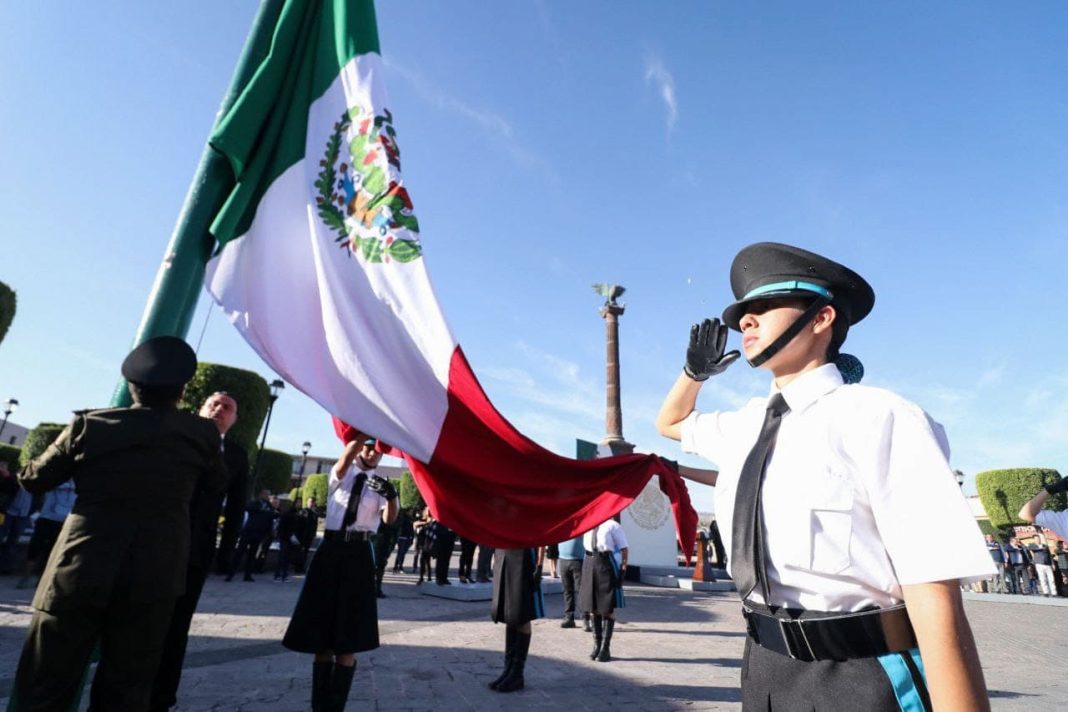 Autoridades encabezan ceremonia del Día de la Bandera en San Juan del Río; reconocen a escoltas
