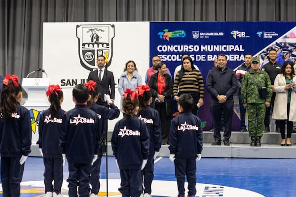 Realizan Concurso Municipal de Escoltas de Bandera en San Juan del Río 1 Realizan Concurso Municipal de Escoltas de Bandera en San Juan del Río