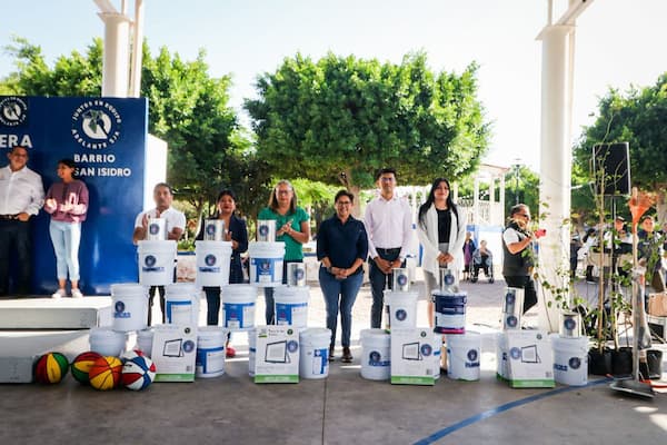 Autoridades municipales realizan honores a la Bandera en primaria de San Isidro 1 HONORES A LA BANDERA EN SAN ISIDRO 1