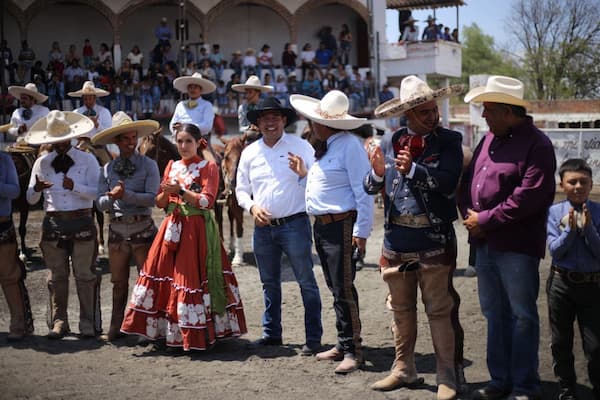 La familia charra, una de las raíces más importantes de San Juan del Río: Roberto Cabrera 1 La familia charra, una de las raíces más importantes de San Juan del Río Roberto Cabrera