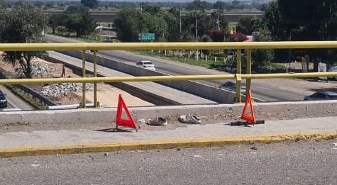 Los tenis estaban en el puente.