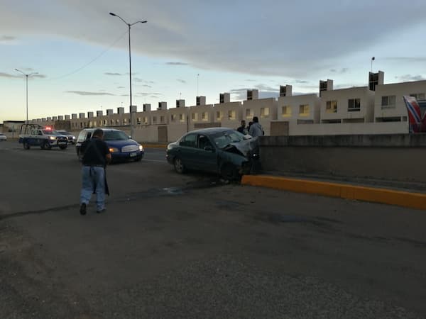 SE DETEUVO TRAS CHOCAR EN EL MURO 