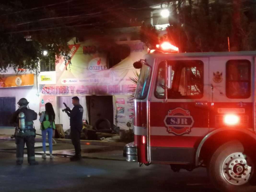 Fuerte incendio en local comercial