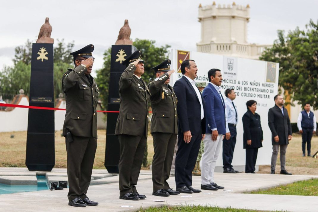 Asiste Roberto Cabrera a inauguración de Hemiciclo a Niños Héroes en 7º Regimiento Mecanizado