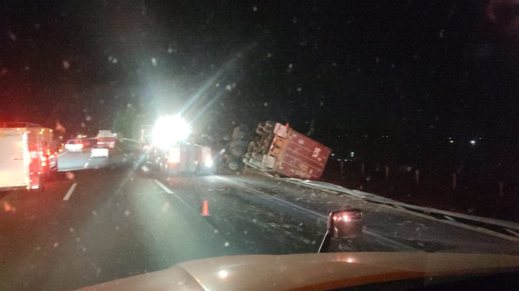 Volcó tráiler en la 57