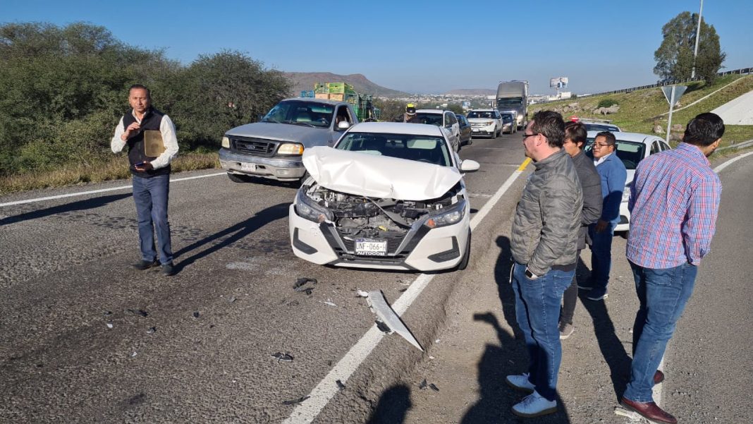 Un auto no alcanzó a frenar y se estrelló tras una camioneta que impactó un auto
