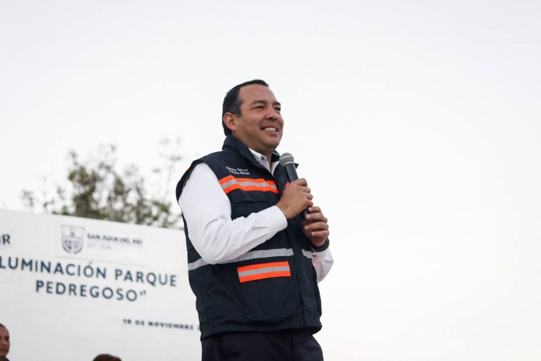 Roberto Cabrera realiza recorrido por parques de colonia Pedregoso en San Juan del Río
