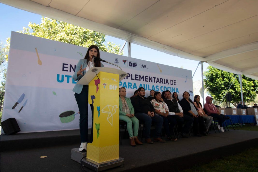 Georgina Sánchez y Roberto Cabrera encabezan entrega de utensilios para aulas cocina