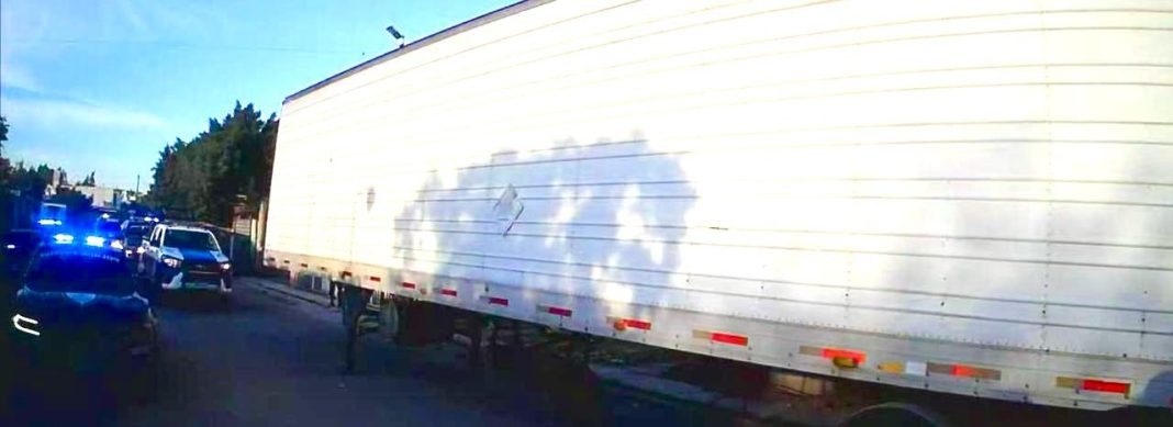 Estaban bajando la carga de la caja seca