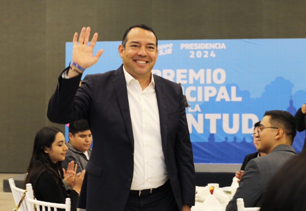 El presidente municipal sanjuanense, Roberto Cabrera Valencia, entregó el Premio Municipal de la Juventud 2024.
