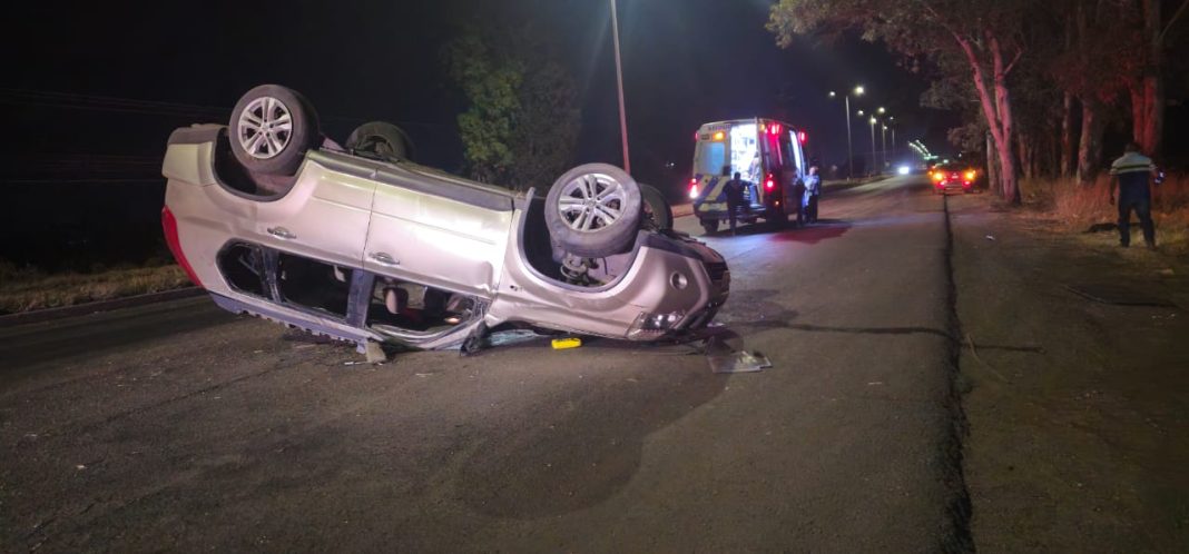 Un joven murió en el hospital tras resultar gravemente lesionado en un accidente que ocurrió durante los primeros minutos del domingo en donde siete personas resultaron con lesiones, dos de ellas de consideración, el hecho de tránsito se presentó en la carretera San Juan del Río-Xilitla muy cerca de la deportiva norte en San Juan del Río. Se trató de una camioneta Xtrail en color arena, una vez que ocurrió el percance cuerpos de emergencia llegaron al sitio para brindar el apoyo necesario a los que iban a bordo, trascendiendo que fueron siete los heridos, dos de ellos de consideración. El jovencito de no más de 20 años resultó con heridas de gravedad, fue por ello que los paramédicos se avocaron a estabilizarlo en el sitio, cabe señalar que hubo presencia de elementos de Protección Civil. Los paramédicos se lo llevaron de urgencia a un hospital en donde fue ingresado y de manera inmediata habría recibido el apoyo de doctores quienes lo ingresaron a la zona de terapia intensiva. Se informó que estuvo ingresado una parte del domingo, pero debido a sus lesiones, perdió la vida en el hospital, por ello sus familiares fueron orientados por los doctores sobre los protocolos a seguir en este tipo de situaciones, además de que se reclamó el cuerpo para darle cristiana sepultura a este joven, que se supo era una promesa del futbol sanjuanense.