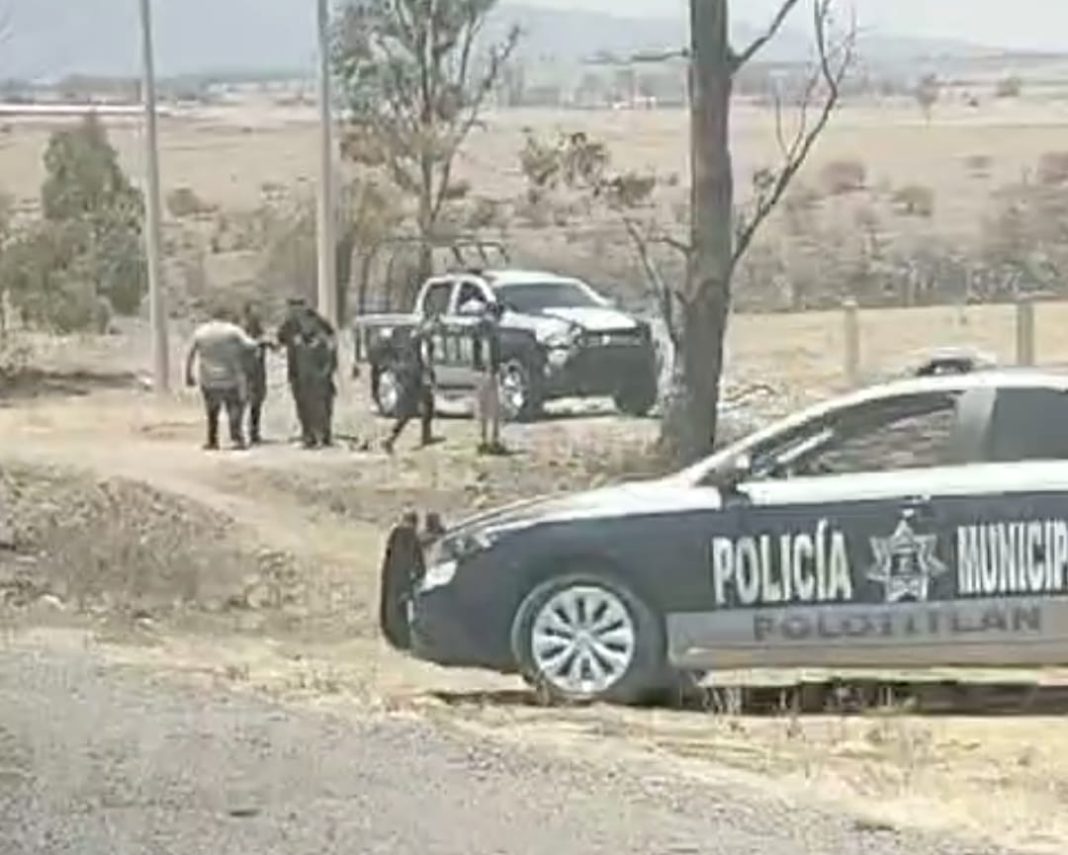 Lo dejaron tirado a un costado de la carretera
