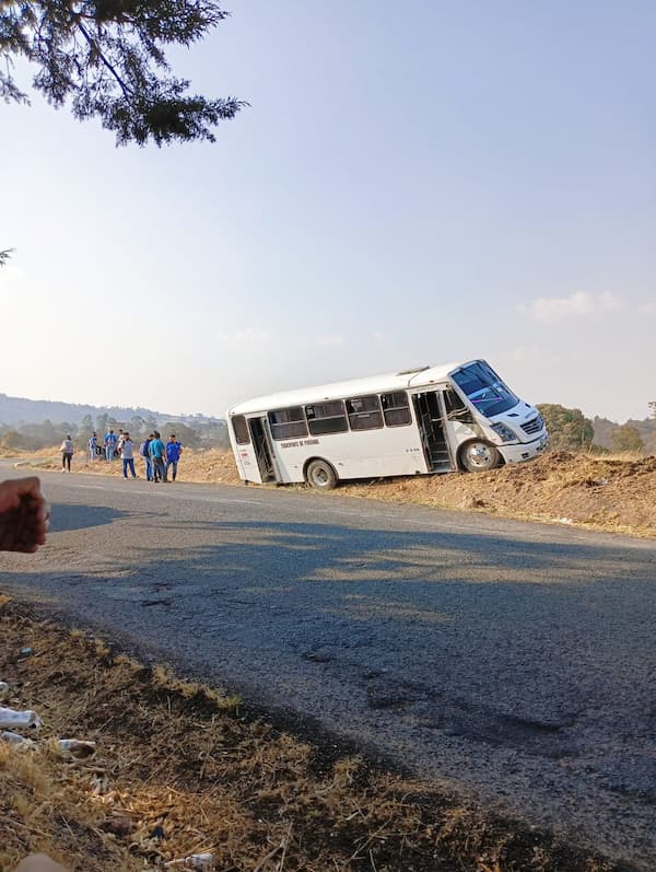El carro terminó en un talud de tierra