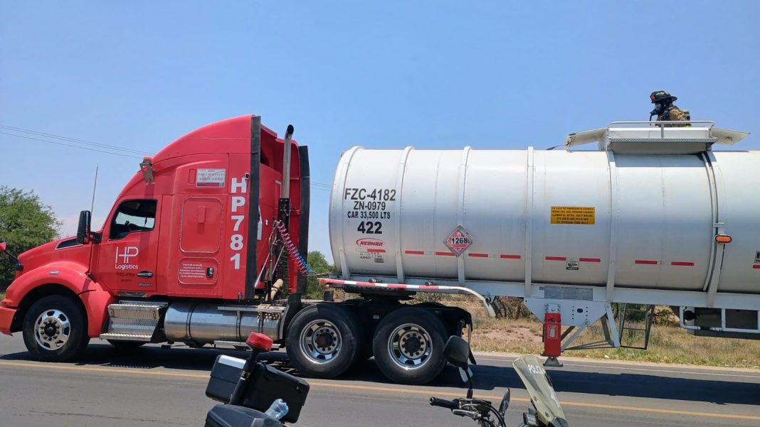 Iba en una pipa que llevaba cerca de 35 mil litros de combustible presuntamente sustraído de manera ilícita
