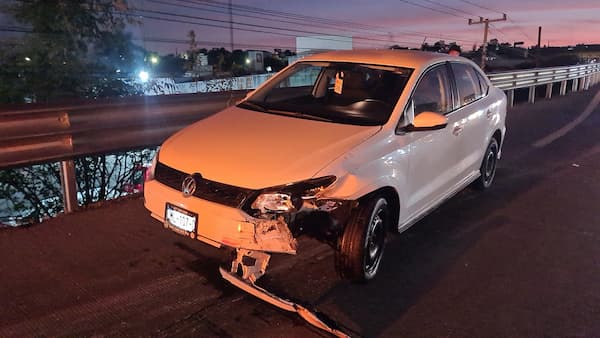 Vuelca camioneta tras ser impactada por un automóvil 1 20250116 0646180