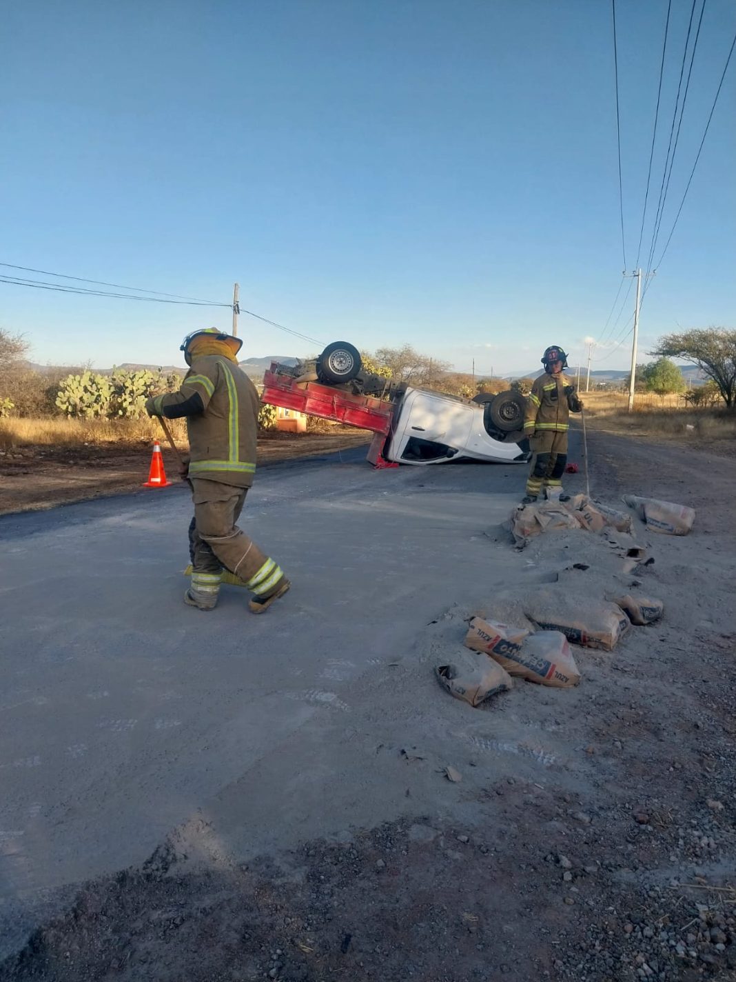 Volcó camioneta cargada con materiales