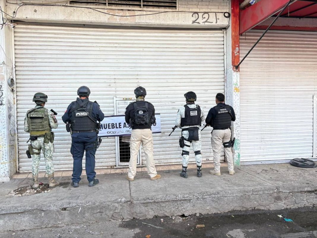 5 detenidos luego de cateos en Plazas del Sol
