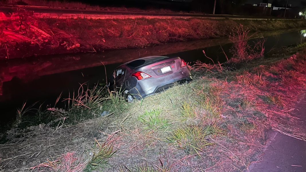 El carro estuvo a punto de caer al agua