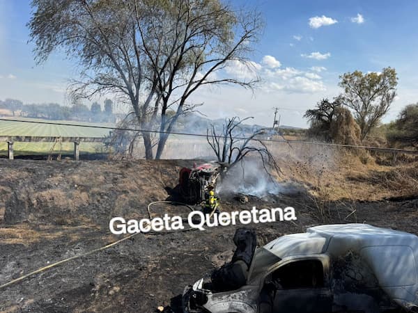 Polis de Tequisquiapan rescatan a personas que iban en carros y se incendiaron luego de chocar 3 WhatsApp Image 2025 01 29 at 6.44.04 PM