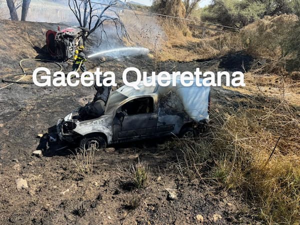 Polis de Tequisquiapan rescatan a personas que iban en carros y se incendiaron luego de chocar 2 WhatsApp Image 2025 01 29 at 6.44.05 PM 1