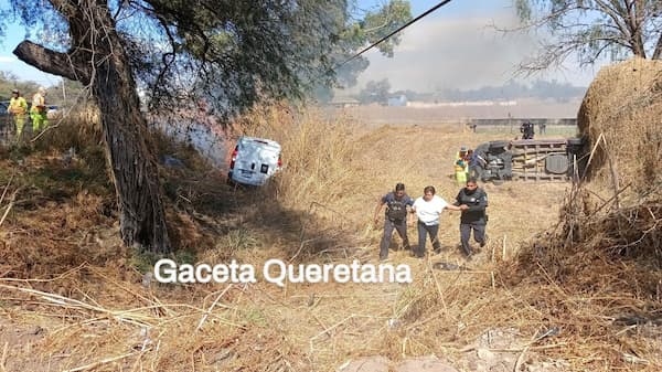 Polis de Tequisquiapan rescatan a personas que iban en carros y se incendiaron luego de chocar 1 WhatsApp Image 2025 01 29 at 6.44.05 PM