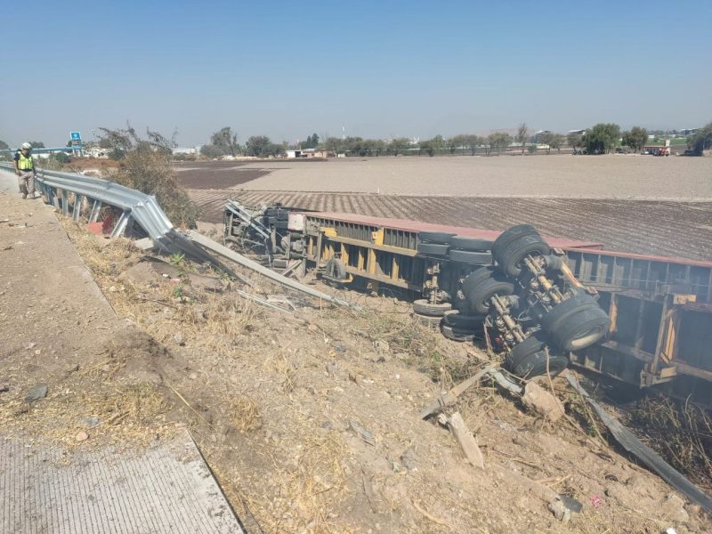 Muere chofer al volcar tráiler, balatas se quemaron 2 photo 4956249658536079389 y