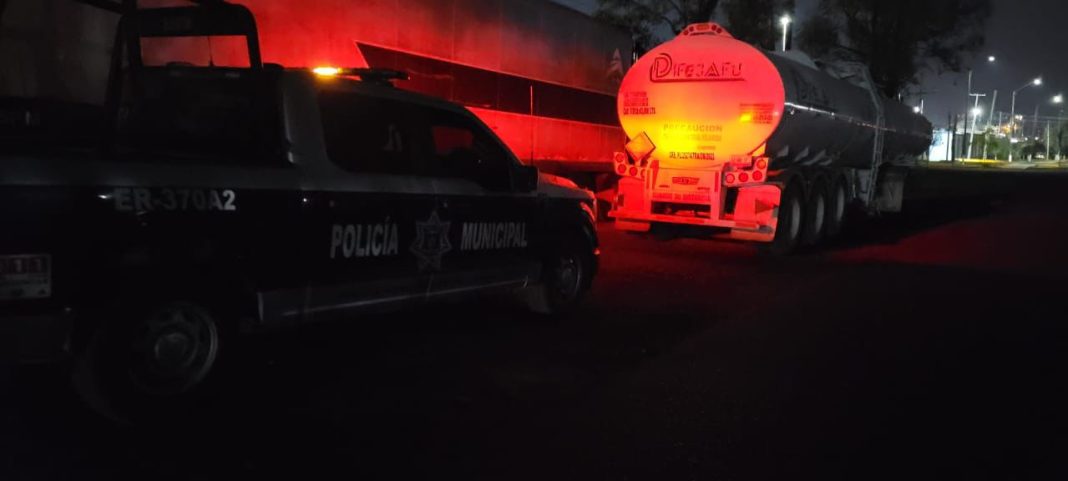 Policía Municipal de San Juan del Río recupera tractocamión y pipa, ambos con reporte de robo