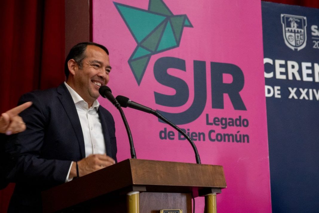 Roberto Cabrera galardona a ganadores del XXIV Concurso de Escoltas de Bandera