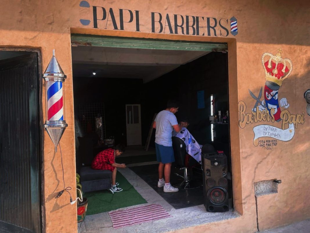 Loma linda!! Calle orquídea número 76…. Barbers papi, número telefónico 5569088351 Horario de 11 am a 8 pm de lunes a sábado