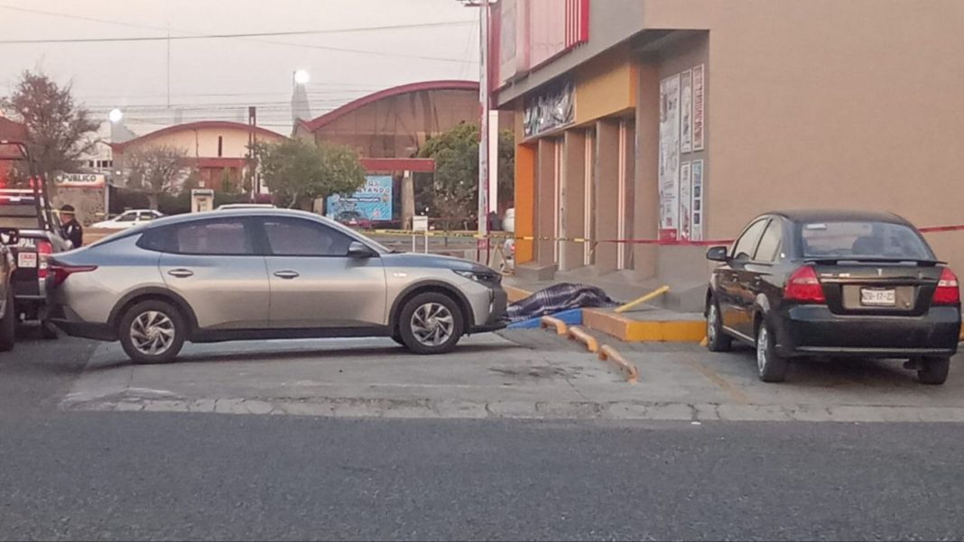 Murió afuera de la tienda