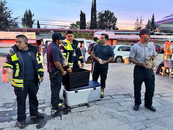 Bomberos San Juan reparte tortas en IMSS 3 1 WhatsApp Image 2025 06 03 at 7.32.44 PM 1