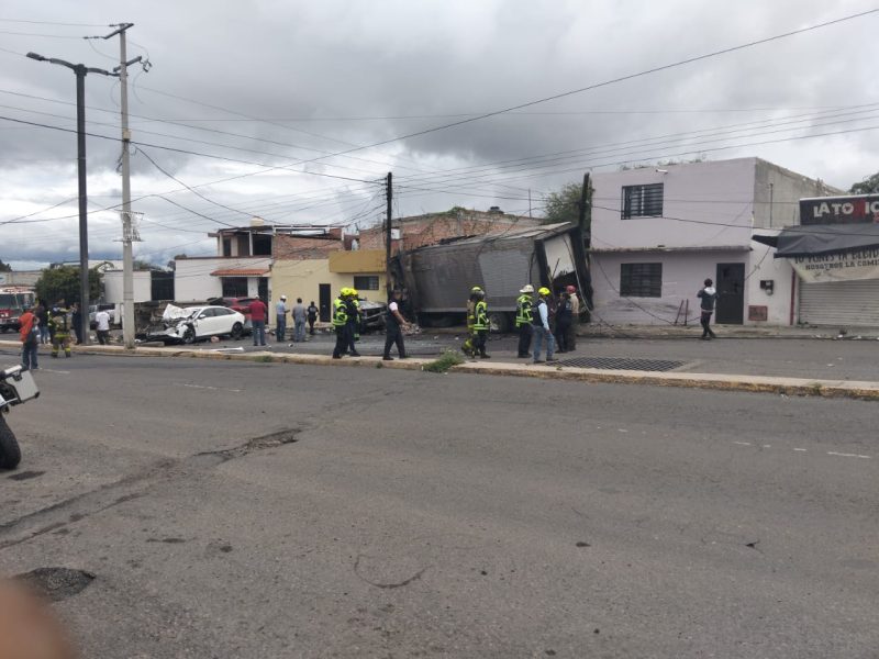 Caos y fuego en San Juan del Río tras accidente de camión de carga 3 Imagen de WhatsApp 2025 10 08 a las 12.06.49 56d9449a