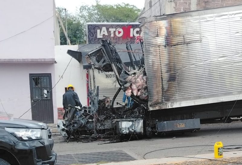 Caos y fuego en San Juan del Río tras accidente de camión de carga 2 Imagen de WhatsApp 2025 10 08 a las 13.58.18 796263f0