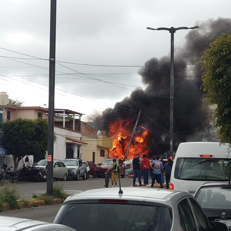 Caos y fuego en San Juan del Río tras accidente de camión de carga 1 Imagen de WhatsApp 2025 10 08 a las 18.29.15 82e666c7