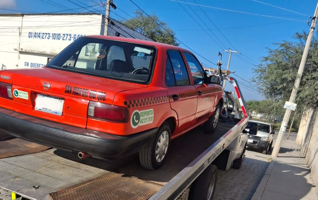 Iban en el taxi naranja