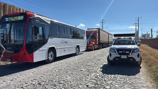Caos en la 57: tráiler embiste camioneta y desata carambola en San Juan del Río 1 WhatsApp Image 2025 12 30 at 3.12.28 PM 1