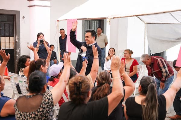 Celebra Luis Nava con mamás comerciantes de San Juan del Río