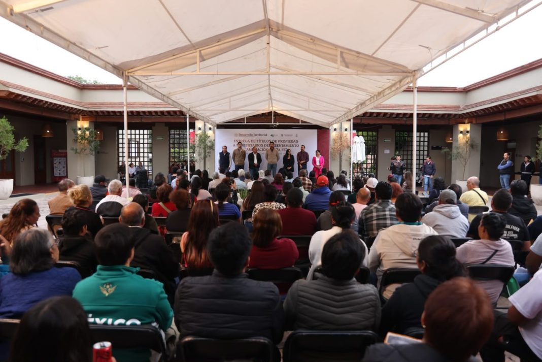 ENTREGA MUNICIPIO DE TEQUISQUIAPAN TÍTULOS DE PROPIEDAD A FAMILIAS DE AMPLIACIÓN SANTA FE.