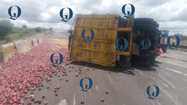 🚨 ¡Se vuelca tráiler cargado de manzanas y paraliza la México-Querétaro! Cierran todos los carriles en Puerta de Palmillas hacia la CDMX 1 WhatsApp Image 2026 09 18 at 12.55.17 PM