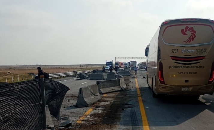 Tráiler derriba muros de contención en el Macrolibramiento Apaseo-Palmillas; motociclista cae al intentar esquivarlos 1 WhatsApp Image 2026 10 28 at 11.03.48 AM
